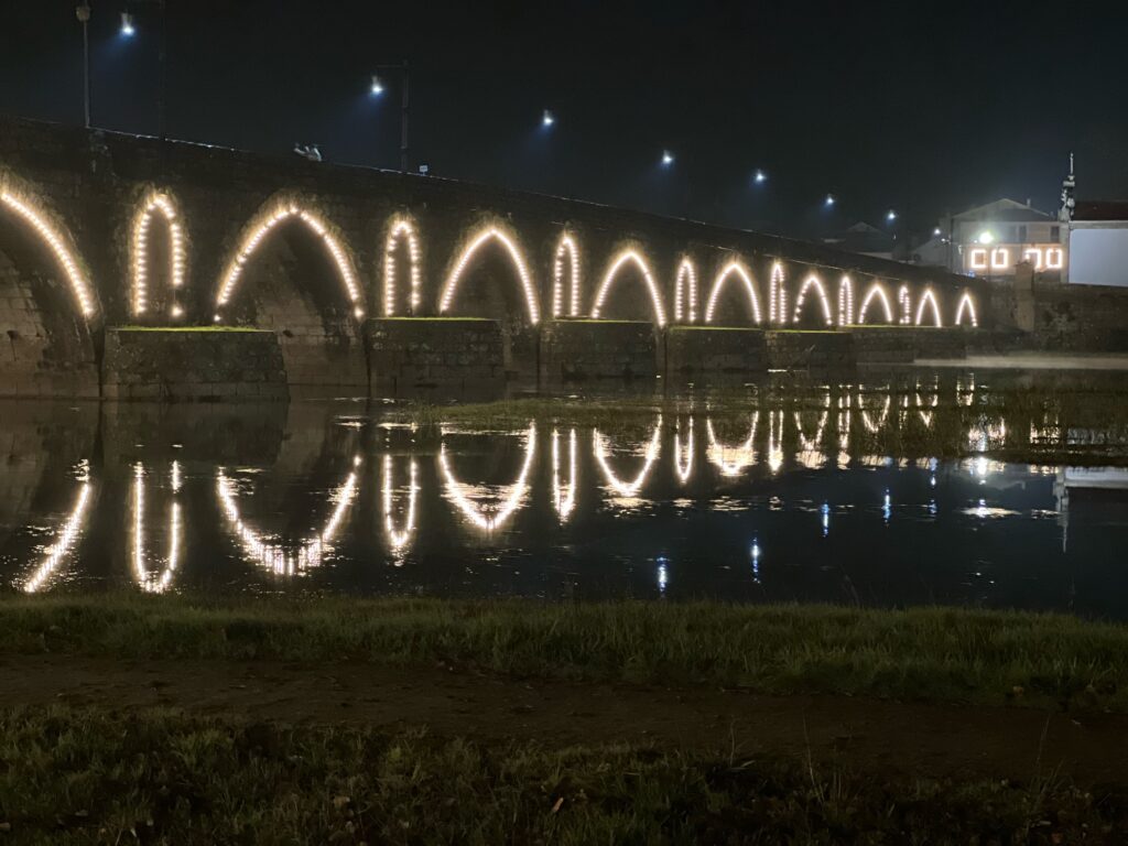 A ponte decorada com luzes
