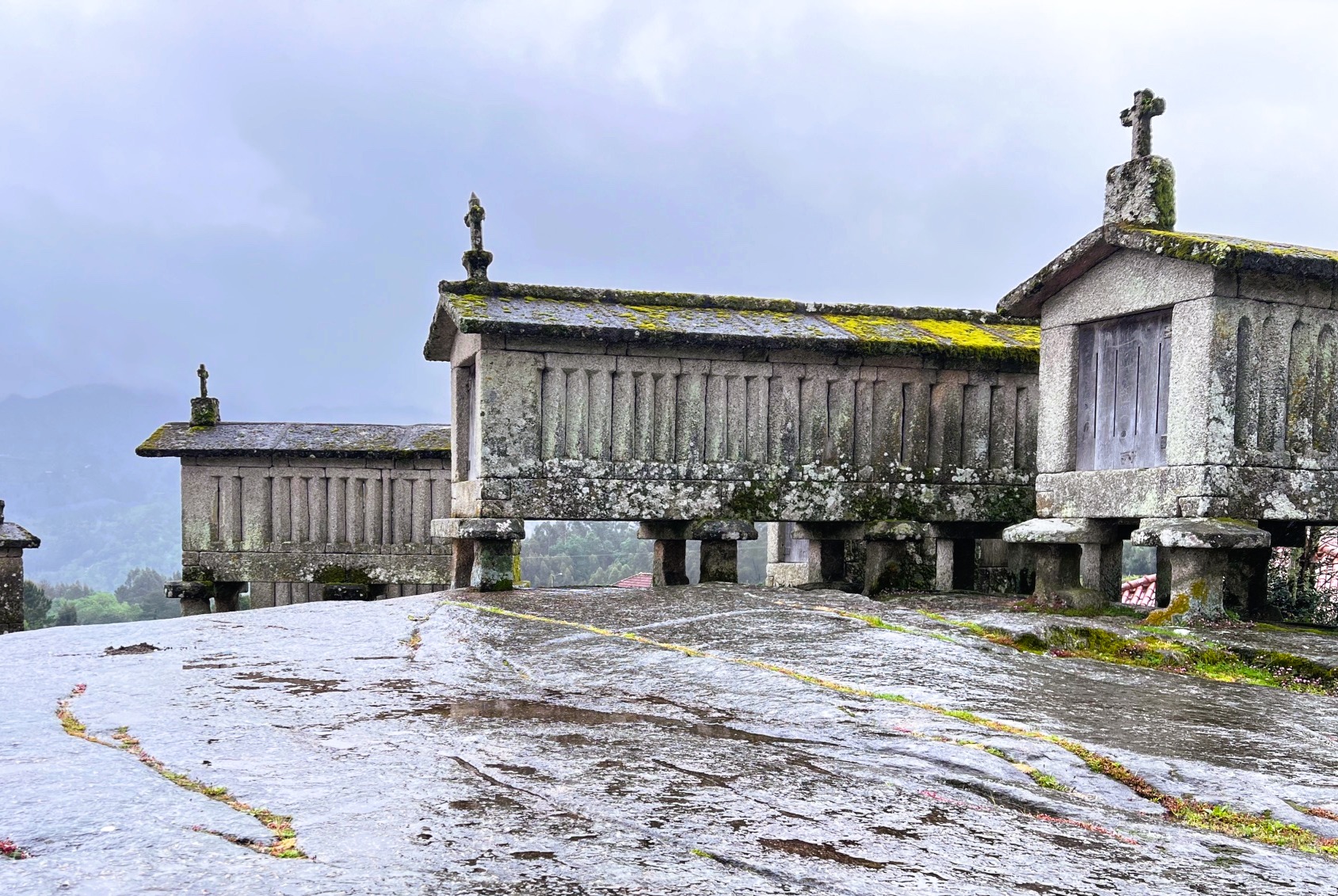 Espigueiros em granito no Soajo, uma das atrações principais para quem quer visitar Soajo no Gerês.
