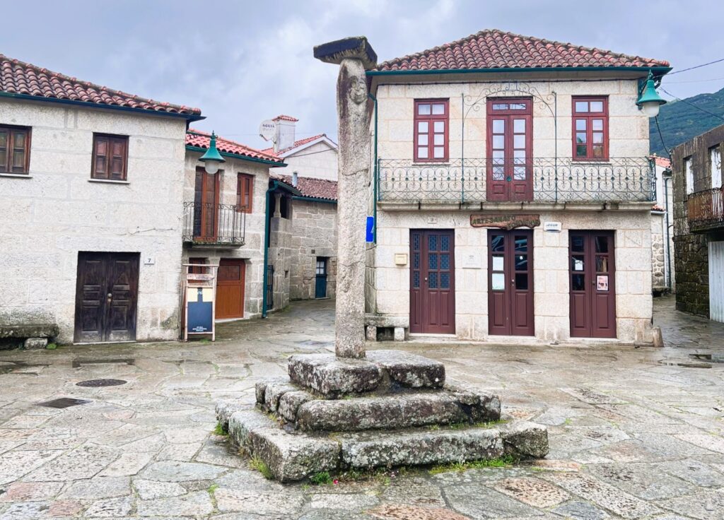 Pelourinho manuelino no centro da aldeia do Soajo, exemplo do património histórico que pode ser visto ao visitar Soajo
