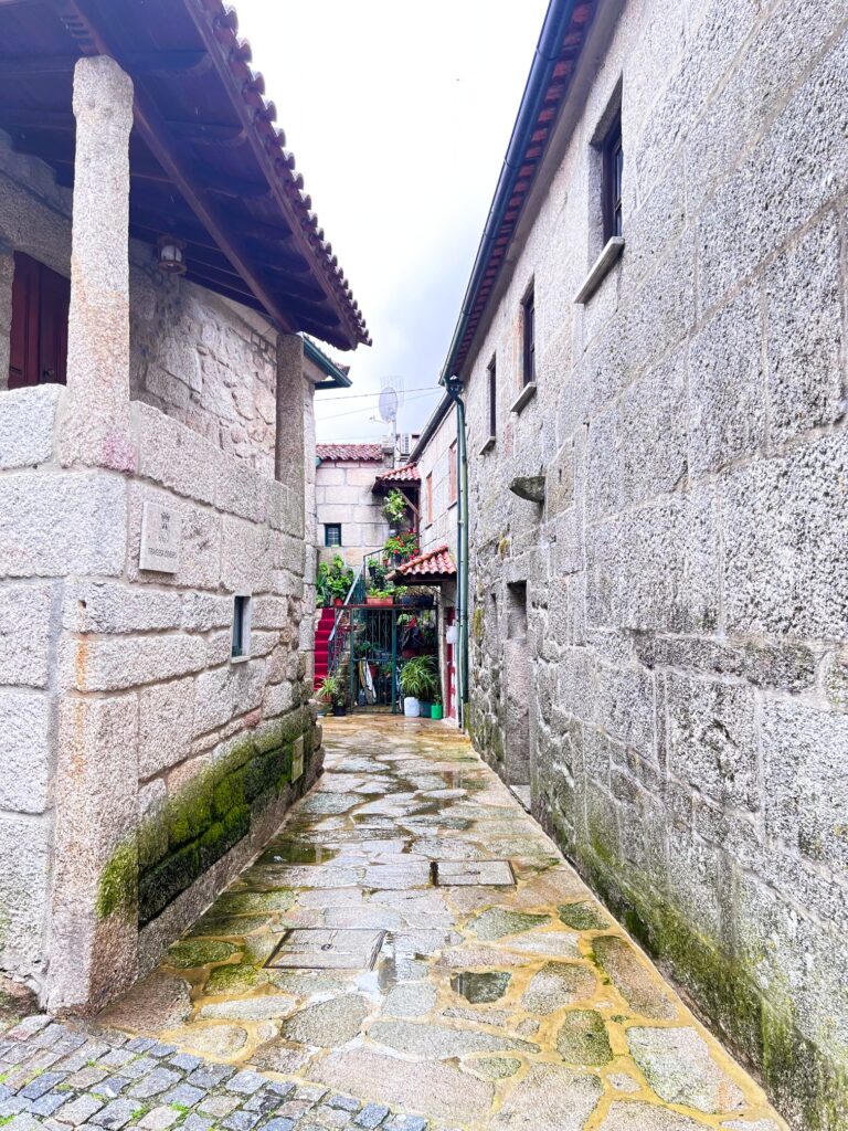 Rua estreita com casas em granito no Soajo, típica da arquitetura rural do Gerês.