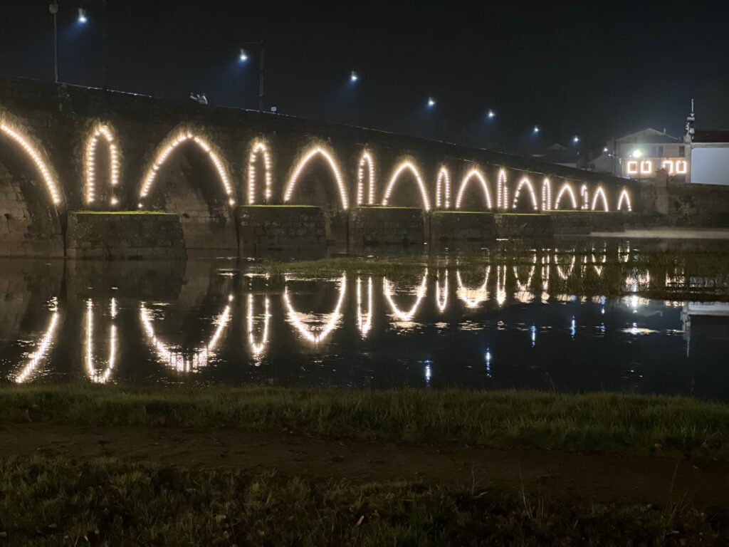 Ponte romana iluminada durante as Feiras Novas em Ponte de Lima