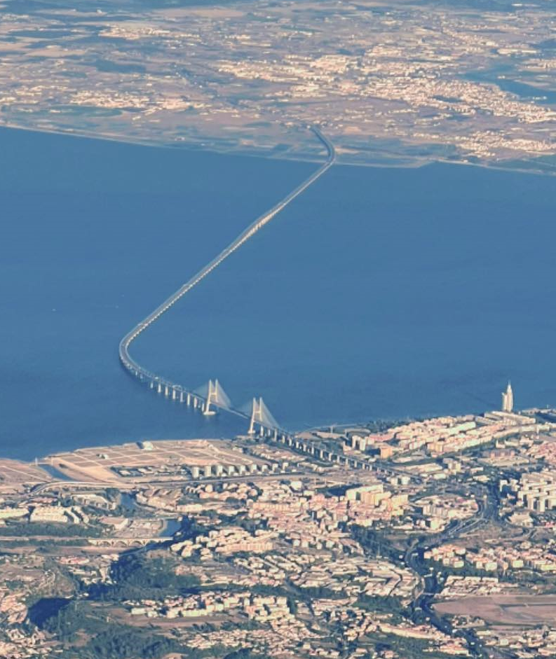 Vista aérea da Ponte Vasco da Gama em Lisboa, uma das principais atrações para quem procura o que visitar em Lisboa