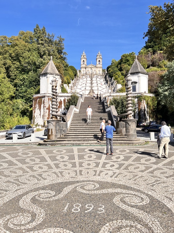 Escadaria barroca do Bom Jesus do Monte em Braga: 577 degraus com fontes e estátuas da Paixão de Cristo