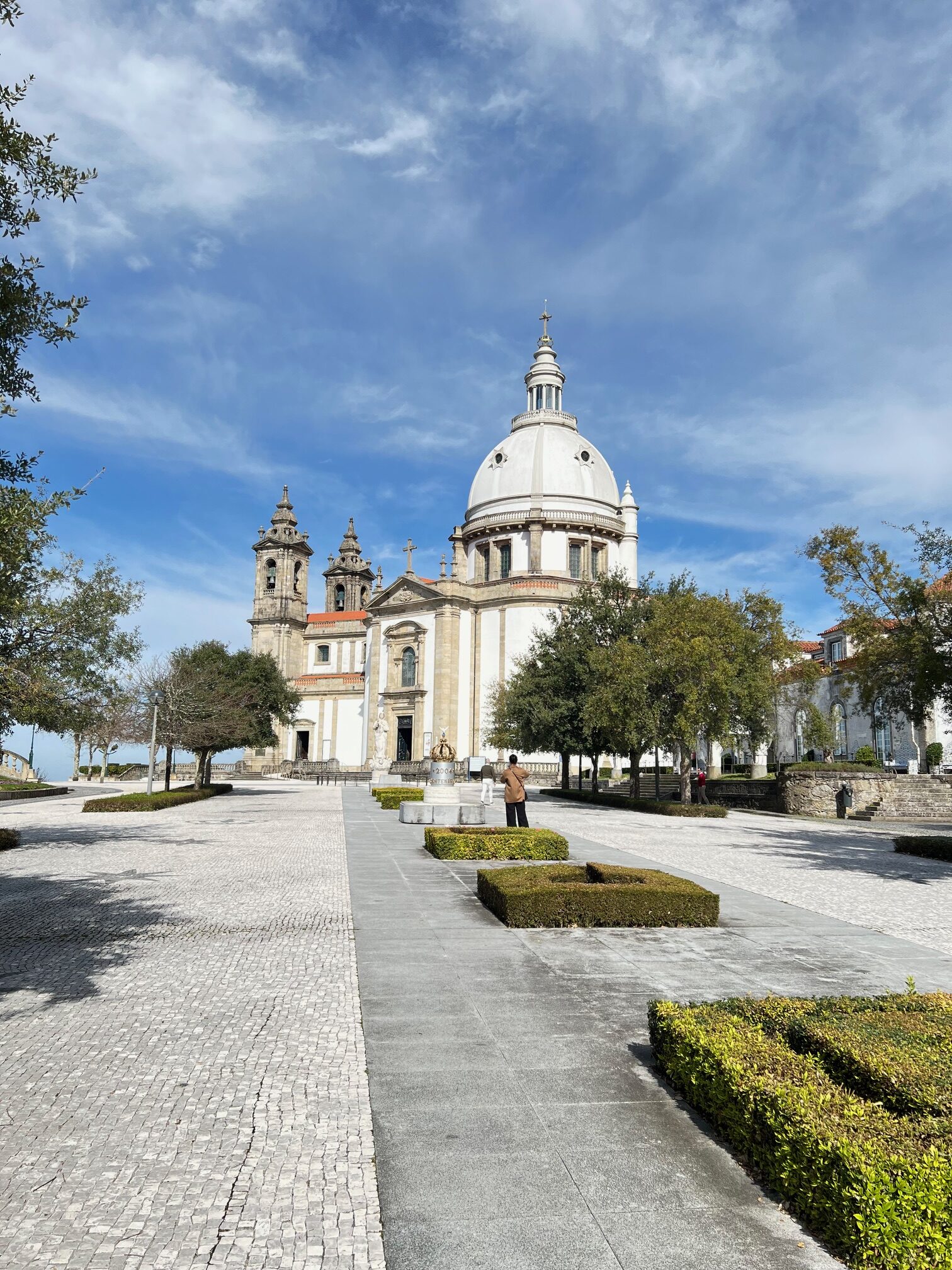 Santuário do Sameiro em Braga: estátua da Virgem Maria e vista panorâmica da cidade