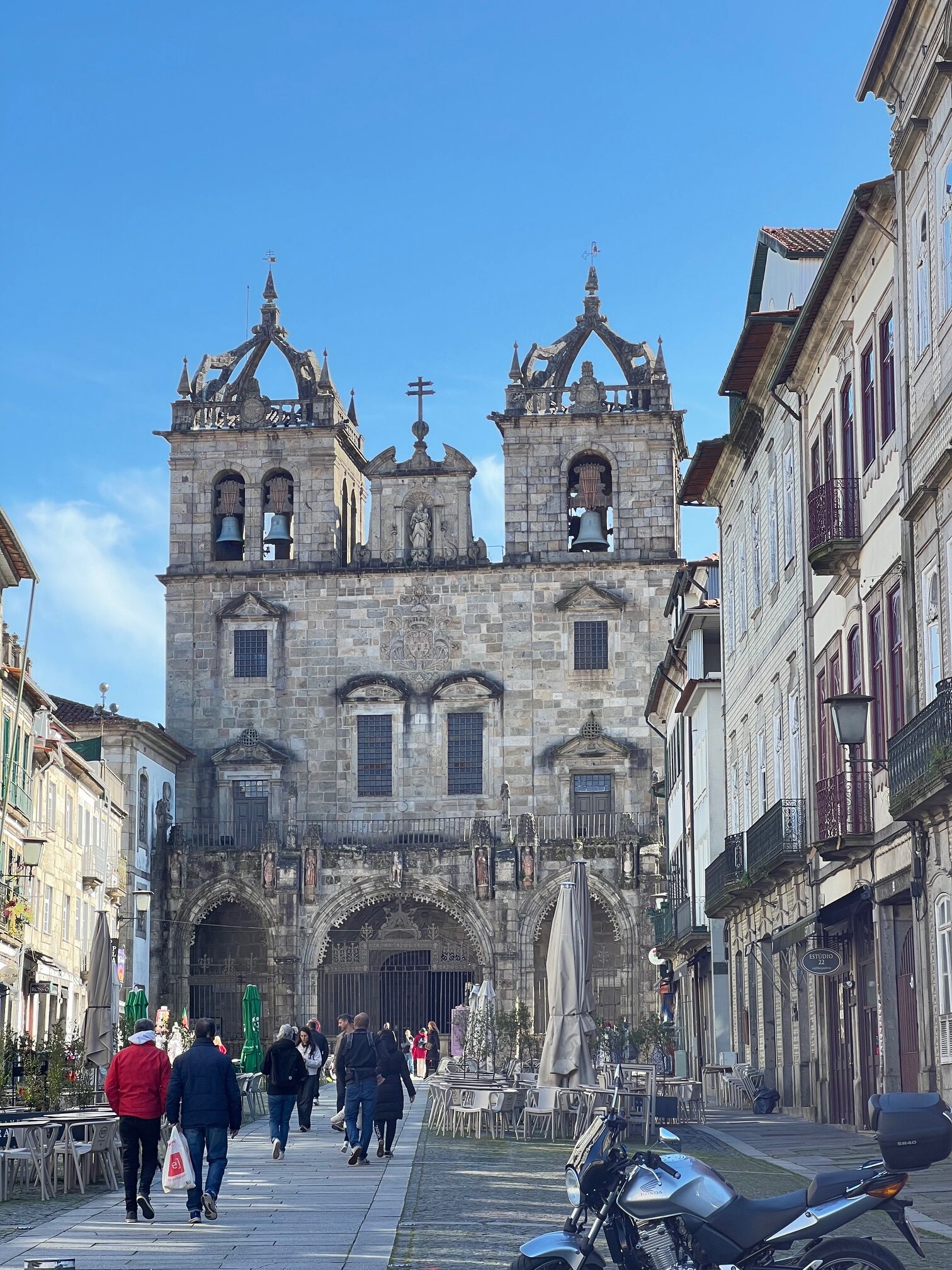 Sé Catedral de Braga: fachada românica com torres e interior gótico-barroco da catedral mais antiga de Portugal(Inclui keyword "Sé Catedral de Braga" no início, descreve elementos chave como fachada românica e interior misto de estilos — natural e otimizado para buscas visuais.)
