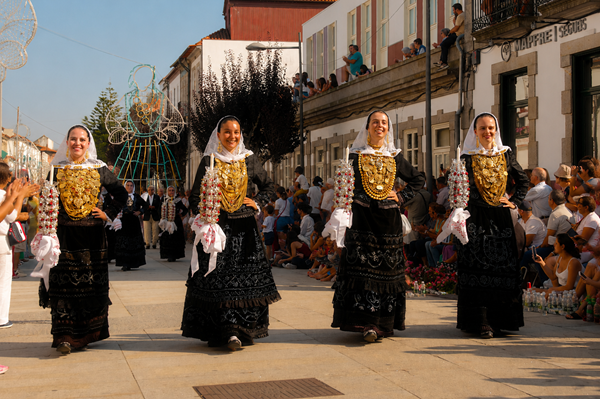 Mulheres com traje tradicional e ouro à Vianesa durante o Desfile da Mordomia