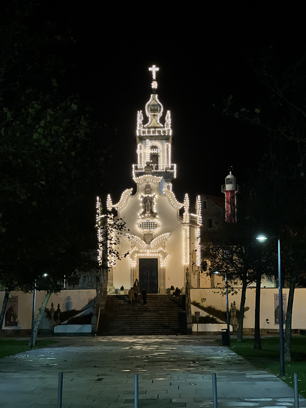 Santuário de Nossa Senhora da Agonia iluminado durante a noite em Viana do Castelo